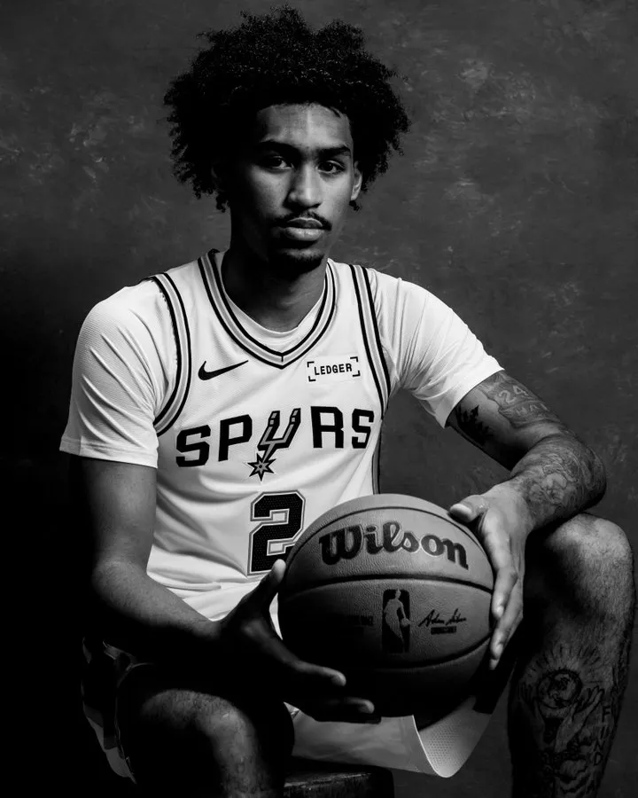 马刺官方晒照为迪伦-哈珀庆生：请写下你的生日祝福吧